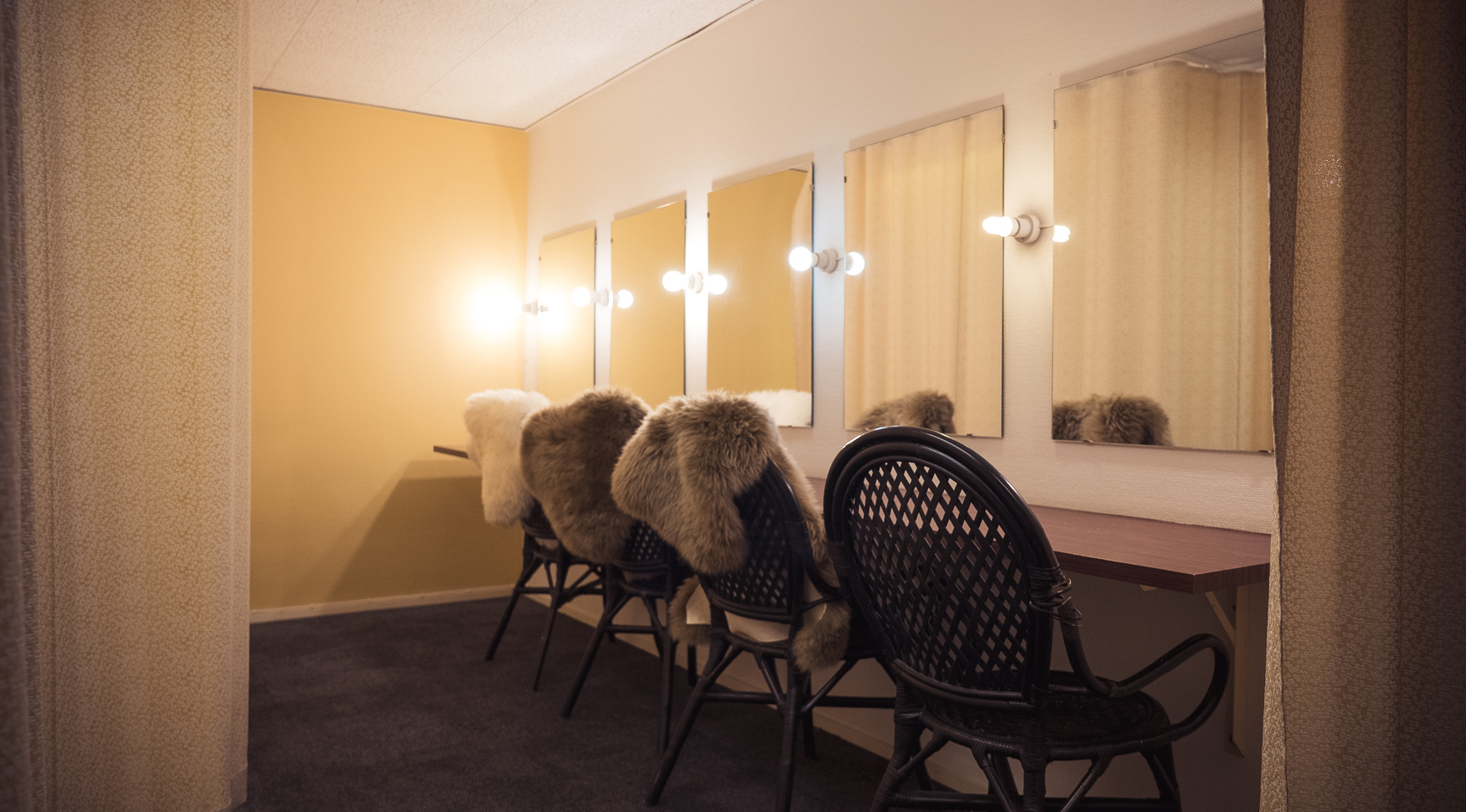 Sminkrum under scenen