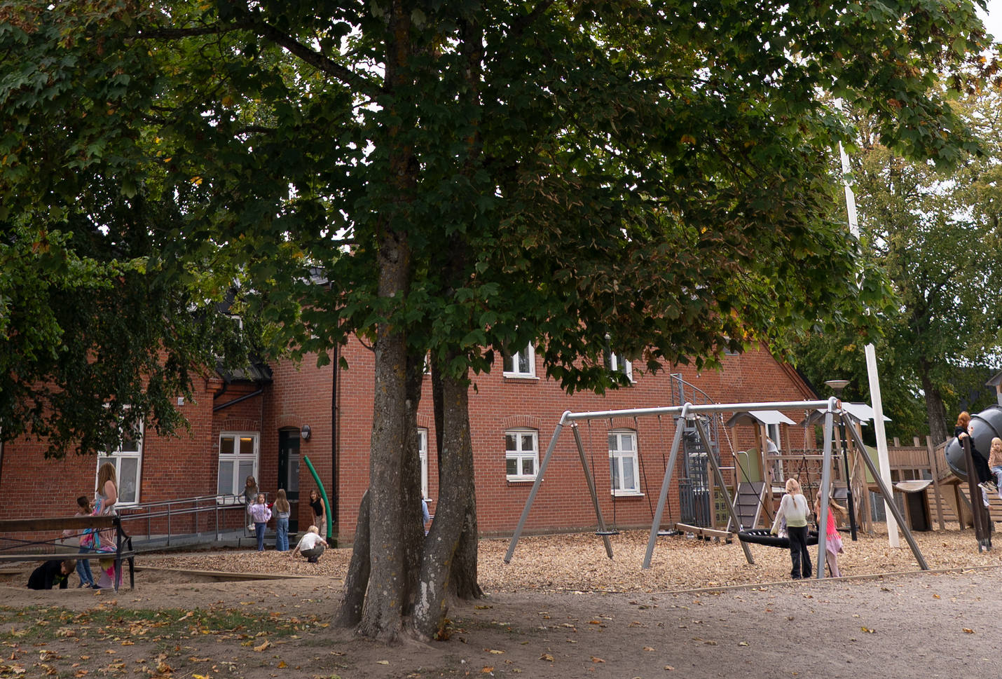 Del av Sanbäcksskolans utegård