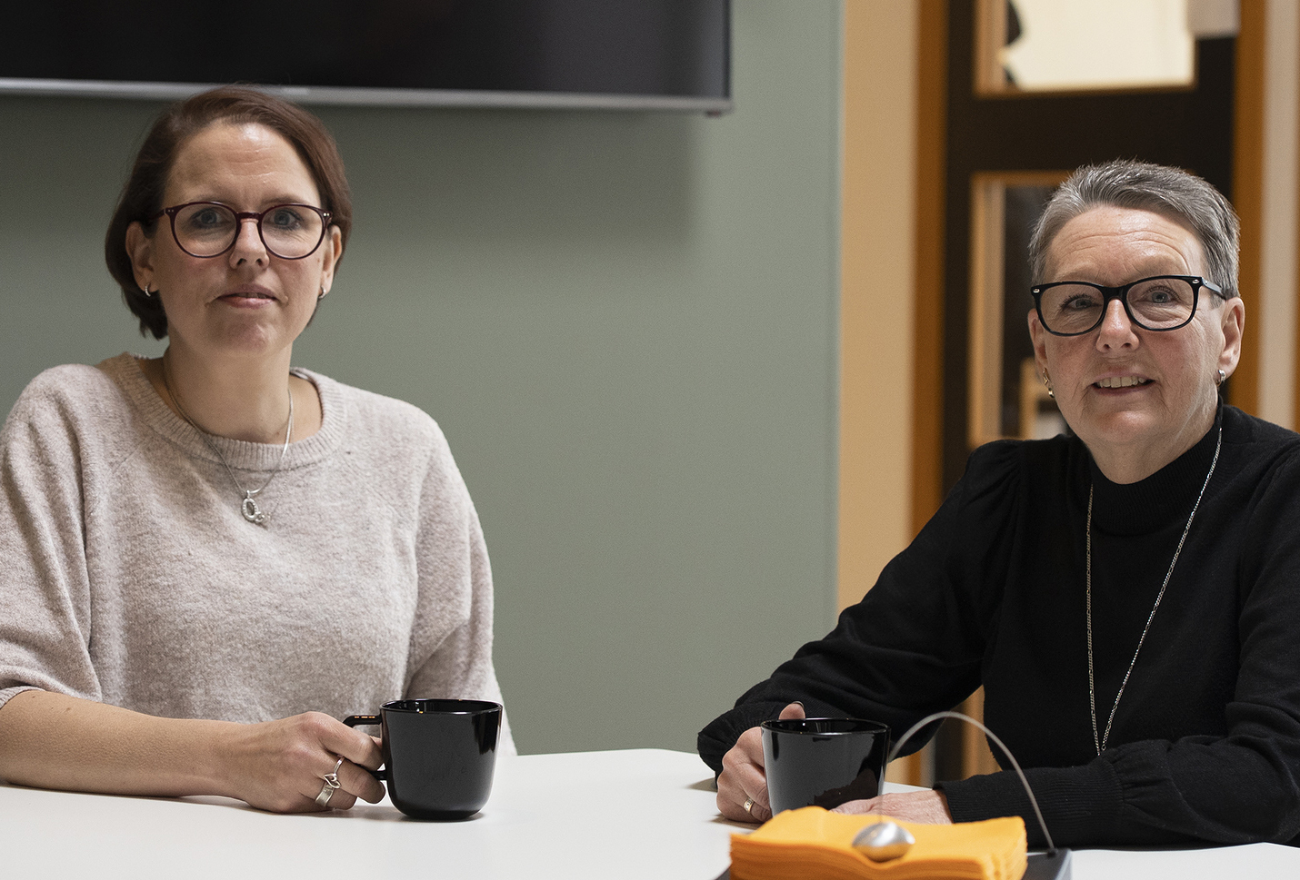 Bild på Linn och Pia vid konferensbordet