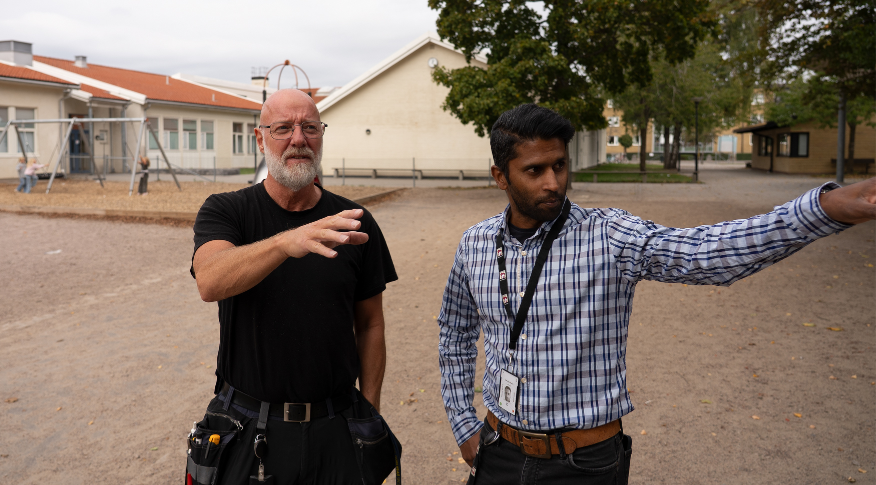 Peter och Jakob från Sjöbohem går igenom den ombyggda utemiljön